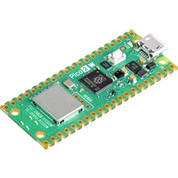 Ein Raspberry Pi Pico W Mikrocontroller mit grüner Platine, USB-Anschluss und verschiedenen Chips.